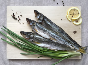 Лещ холодного копчения: Корюшка вяленая с икрой